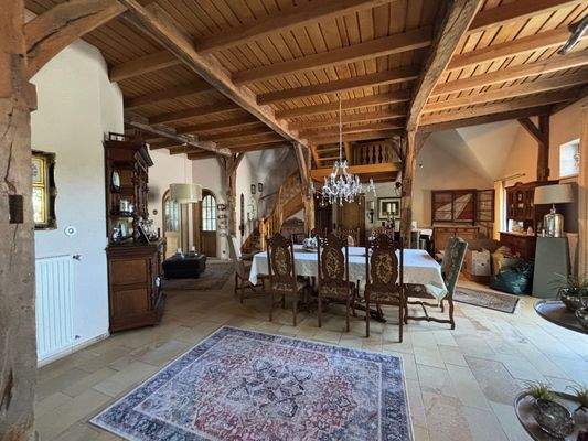 Wohndiele mit altem Holzständerwerk