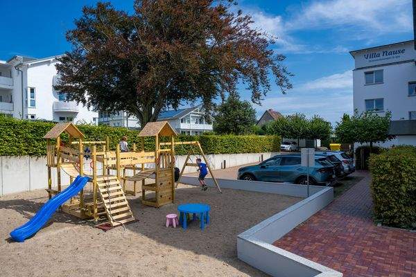 Kinderspielplatz auf der Nordseite der Villa Nause