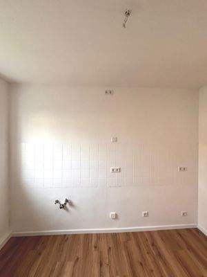 Leere Küche mit Fliesenwand