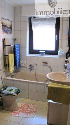 Tageslichtbad OG mit Wanne und Dusche