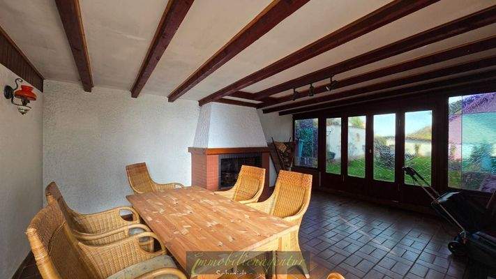 Kaminlounge mit Zugang zum Garten