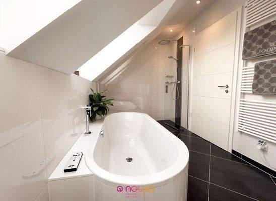 Masterbad mit Wanne und Dusche