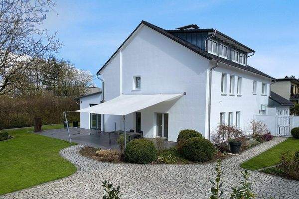 Terrasse mit Sonnensegel