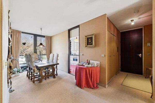 Eingangsbereich mit Blick zur Küche 