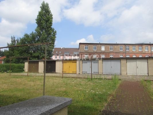 Hof mit Garage