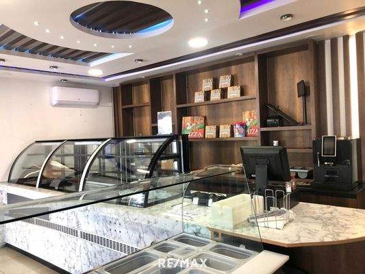 Verkaufsraum mit Vitrine