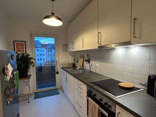 Küche mit Zugang zum Balkon