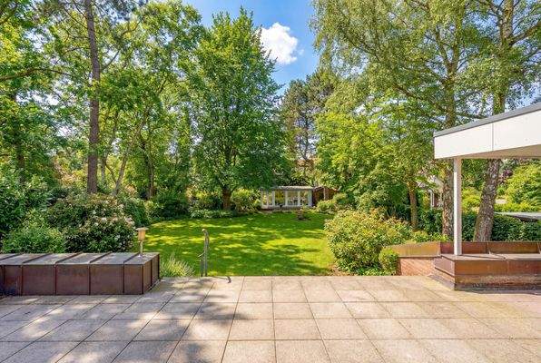Großzügige Terrasse mit Blick ins Grüne