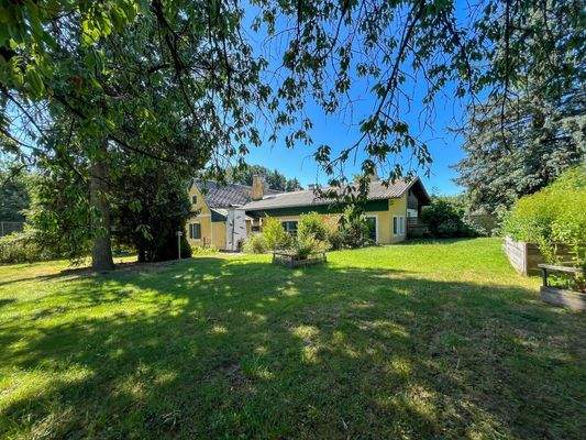 Hausansicht mit ebenem Garten