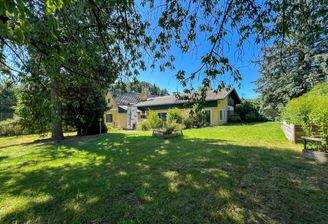 Hausansicht mit ebenem Garten