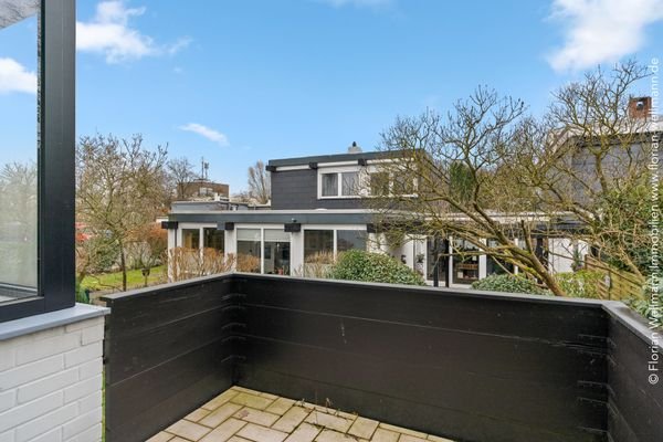 ... mit Zugang zum Balkon