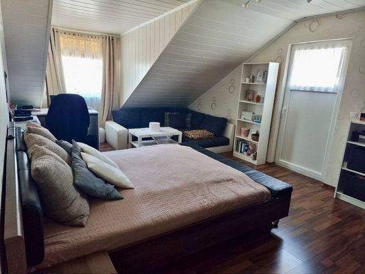 Zimmer OG mit Zugang Balkon