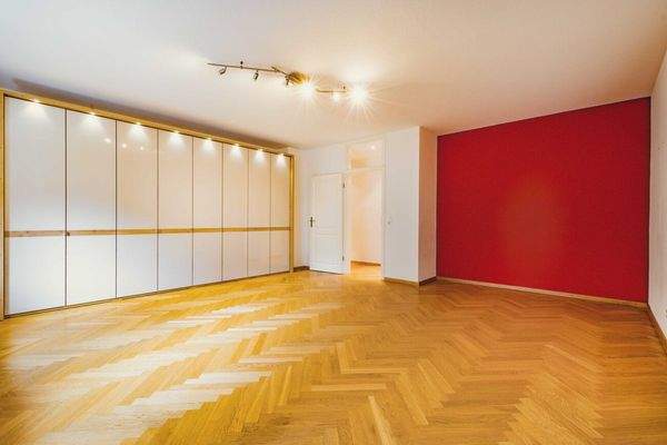 Großes Schlafzimmer mit Schrankseite