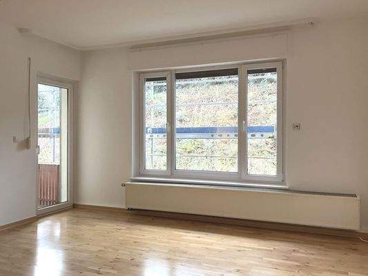 Wohnzimmer mit Zugang zum Balkon