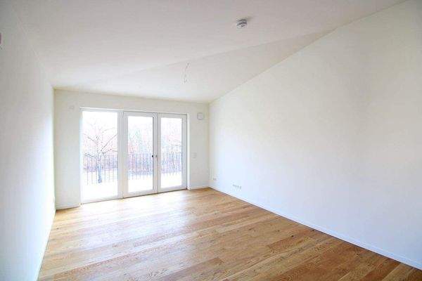 Geräumiges Wohnzimmer mit Terrasse