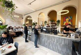 Theke und Gastraum mit Gästen