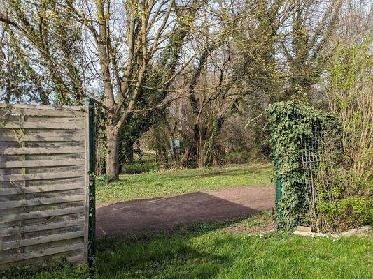 Tor im Garten führt direkt in die Natur