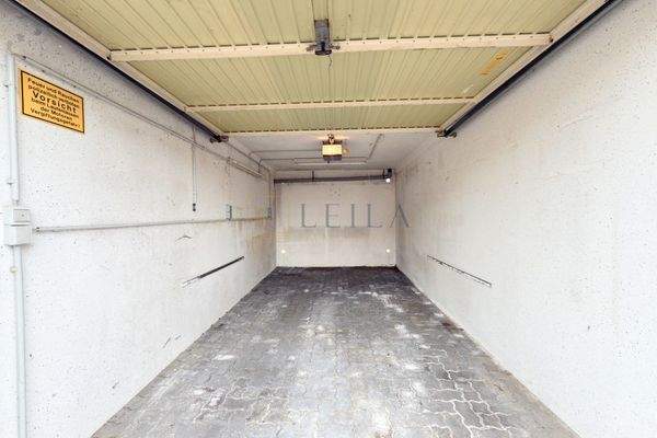 Garage mit elektrischen Tor