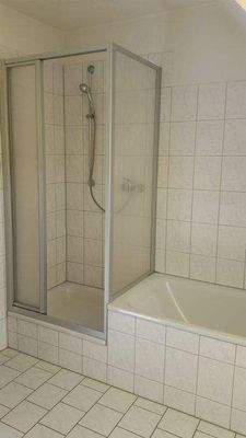 Bad mit Wanne und Dusche