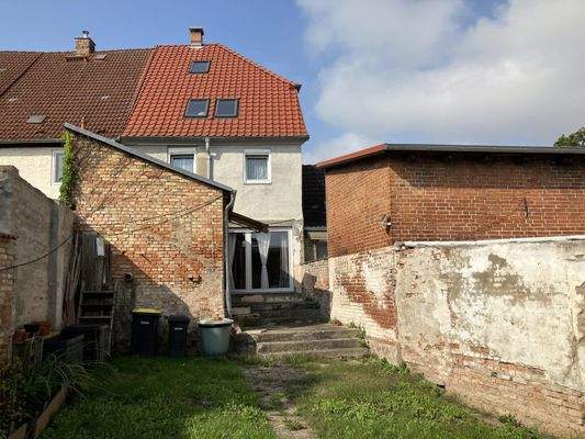 Hof mit Rückseite Haus und Anbau