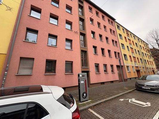 2 praktische Ladesäulen vor dem Hausanwesen