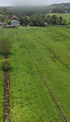 Land mit Blick zum Hof