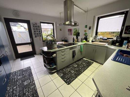 Küche mit Einbauküche