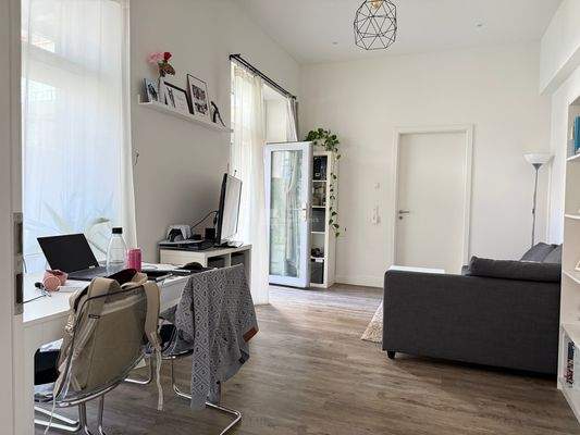 Von der Küche in das Wohnzimmer mit Terrasse gesehen