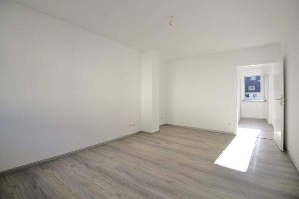 Wohnraum mit Blick in den Flur