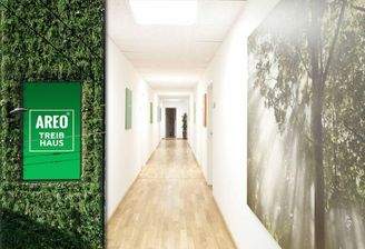 Langer Flur mit Naturbildern