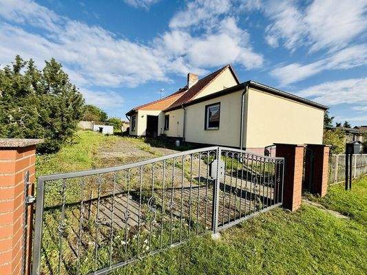 Haus mit Zaunanlage