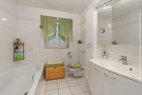 Tageslichtbad (7,86m²) mit Wanne und ...
