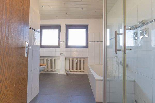 Tageslichtbad mit Badewanne und Dusche