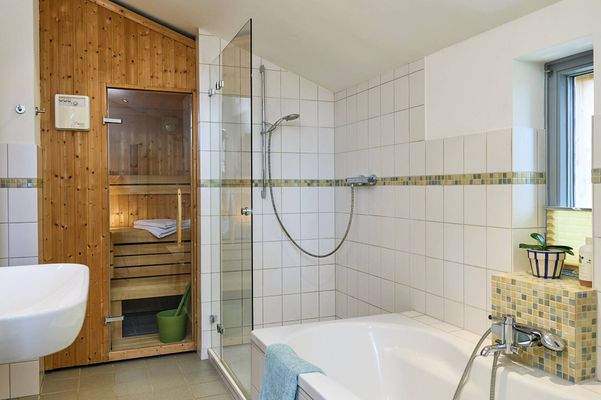 Masterbad mit Sauna, Dusche und Wanne
