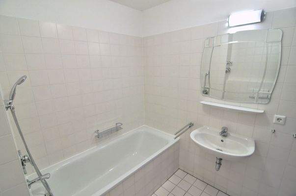 1052-17 Blick ins Bad.jpg