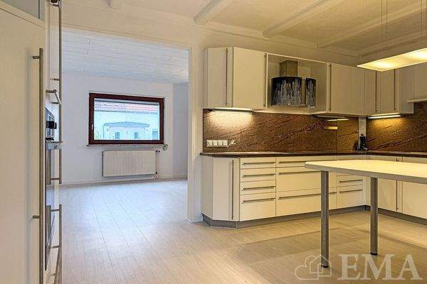 Blick von der Küche zum Wohnzimmer