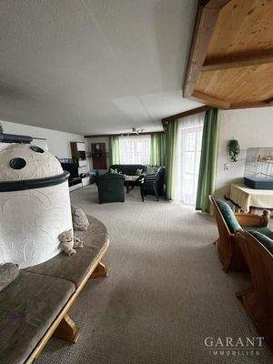 Wohnbereich mit Kachelofen.