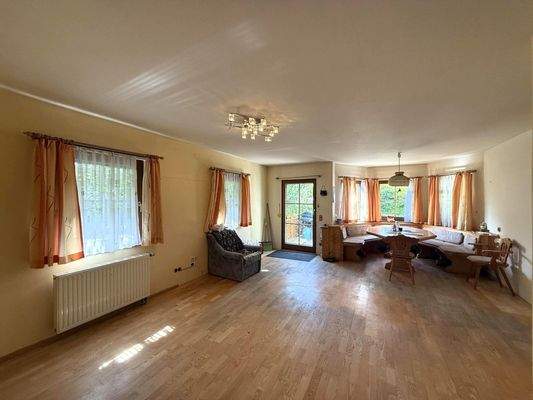 Wohnzimmer mit Essplatz im EG