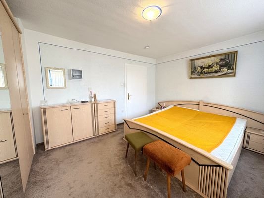 hofseitiges Schlafzimmer im Erdgeschoss