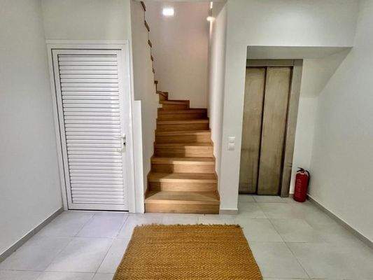 Einzigartige Villa am Meer mit Innenpool, Gärten und Gästehaus