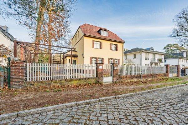 Hausansicht von der Straße 