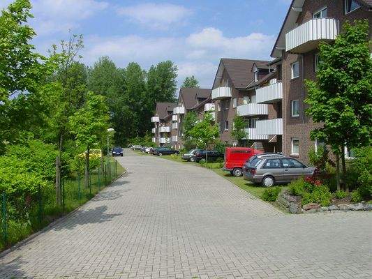 Ansicht der 4 Häuser und Parkplätze