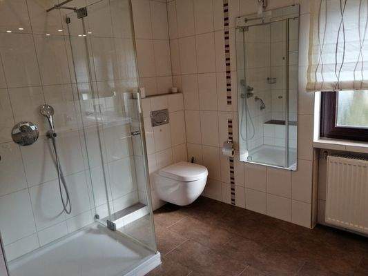 Toilette und Dusche