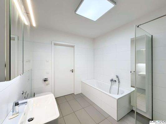 Badezimmer mit Badewanne & Dusche