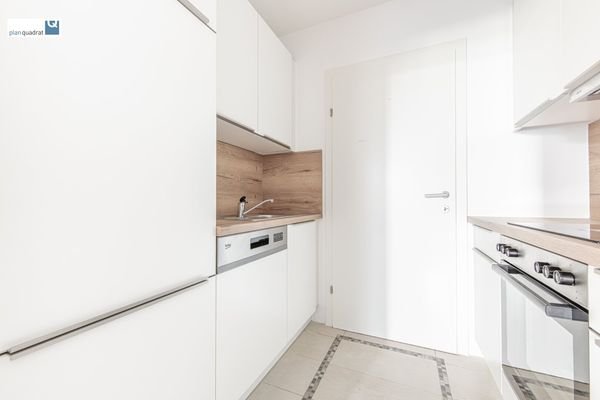 Küche (ca. 4,30 qm) mit fabrikneuer Ausstattung