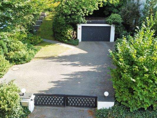 Einfahrtsbereich mit Stellplätzen und Doppelgarage 