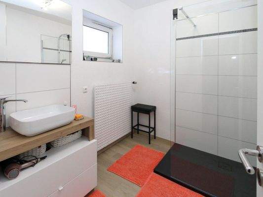 Badezimmer EG mit großer Dusche