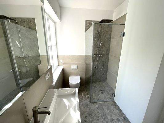 Badezimmer mit Dusche