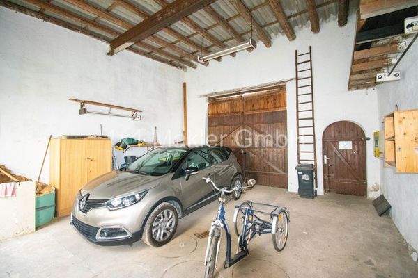 Rustikale Garage mit Stellplatz für 3 Autos und Fahrräder