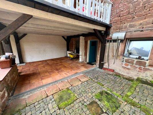 Hof mit Zugang zum Keller